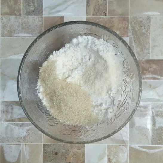Masukkan tepung terigu, gula, garam, dan vanili bubuk.