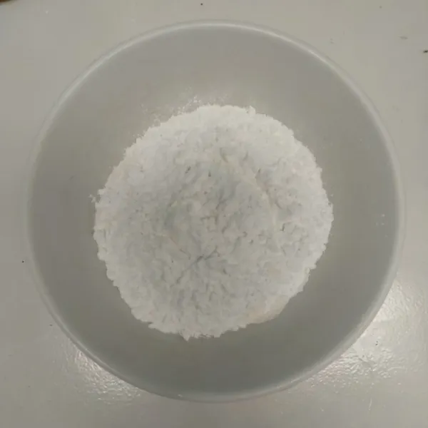 Siapkan tepung beras, tepung terigu, bawang putih bubuk, merica bubuk dan penyedap rasa.