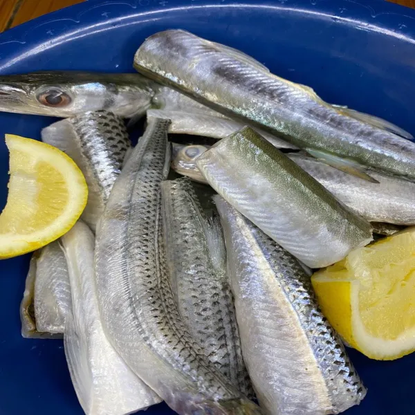 Cuci bersih ikan tunul dan beri perasan jeruk lemon untuk menghilangkan bau amis pada ikan.