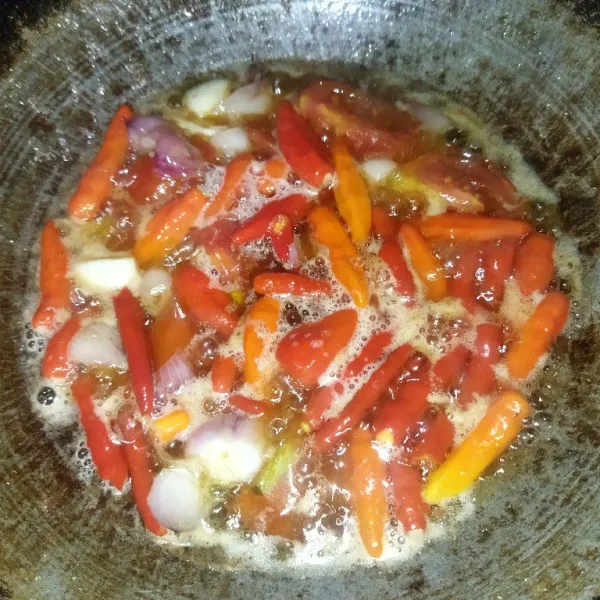 Sambal : goreng tomat dan bawang, masukkan cabe rawit, cabe merah dan terasi, goreng sebentar.
