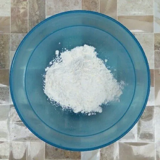 Masukkan tepung terigu, tepung beras, dan garam.
