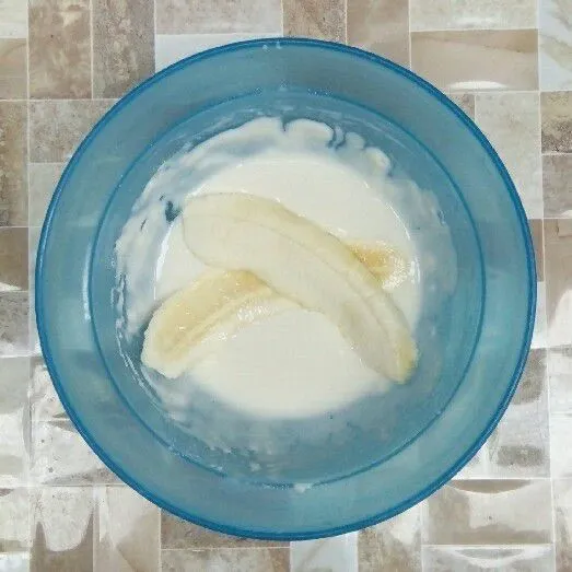 Masukkan pisang.
