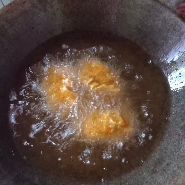 Panaskan minyak, kemudian goreng gyoza hingga kekuningan dan garing.  Siap disajikan dengan kuah kari.