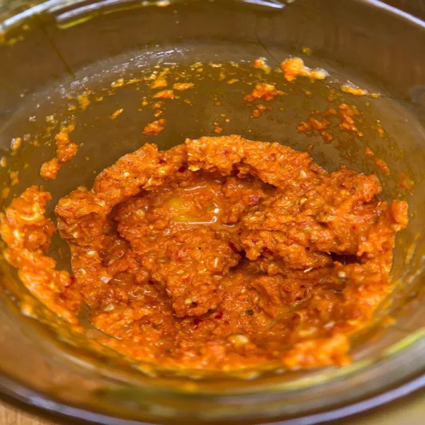 Haluskan seluruh bumbu dengan cara di blender.