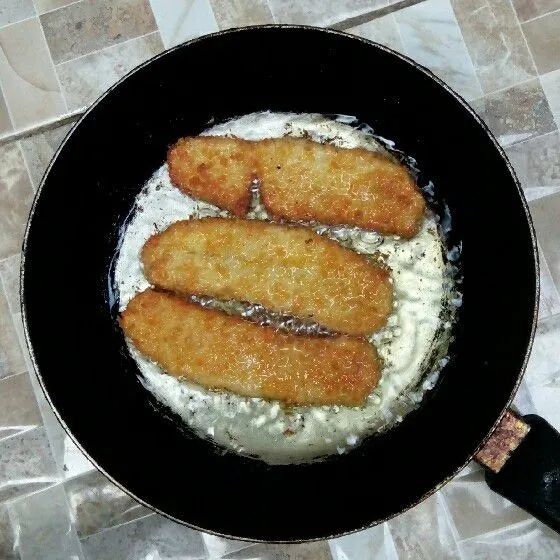Balik pisang saat warna bagian bawahnya sudah keemasan.
