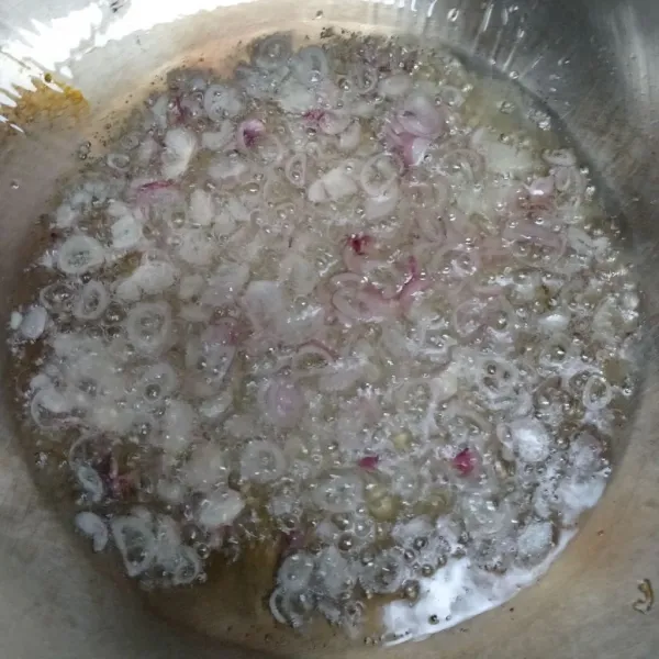 Goreng irisan bawang merah hingga kecoklatan.