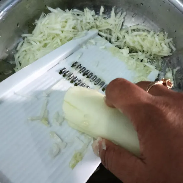 Kemudian potong timun sesuai selera.