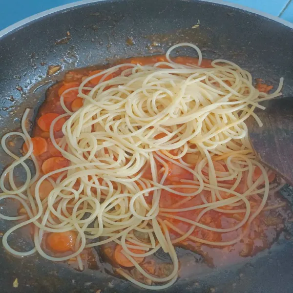 Masukkan spageti yang telah direbus.