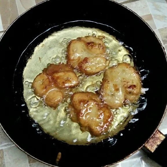 Goreng ke dalam minyak panas hingga matang.