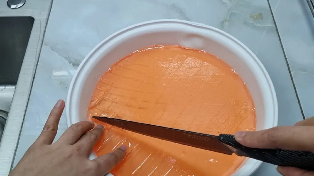 Setelah jelly mengeras, potong-potong sesuai selera.