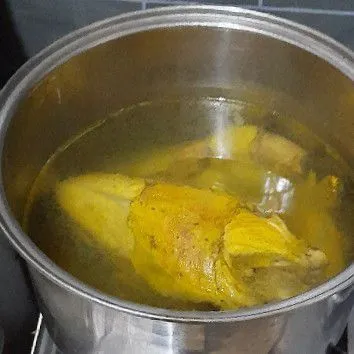 Rebus ayam hingga matang.
