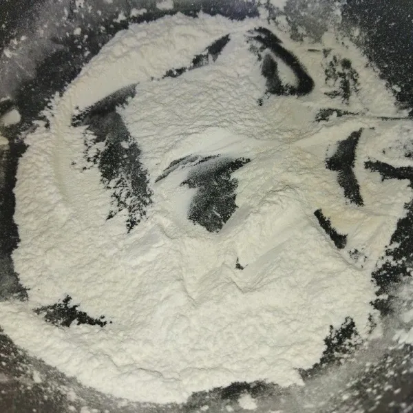 Siapkan tepung ketan, sangrai selama 5 menit, diperlukan untuk membentuk nerikiri dough jika terlalu lengket saat dibentuk.