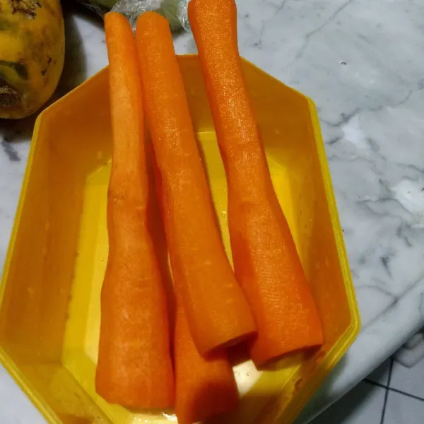 Cuci bersih wortel lalu kupas kulitnya. Lalu potong sesuai selera.
