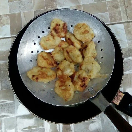 Angkat dan tiriskan! Sajikan pisang dengan taburan coklat bubuk!