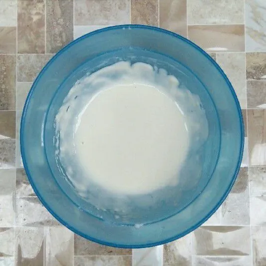 Masukkan kuning telur dan air. Aduk rata.