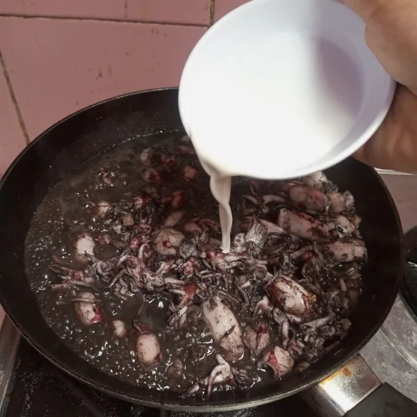 Menjelang diangkat, tambahkan larutan tepung maizena. Aduk rata.