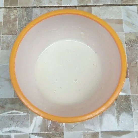 Masukkan telur dan air. Aduk rata.