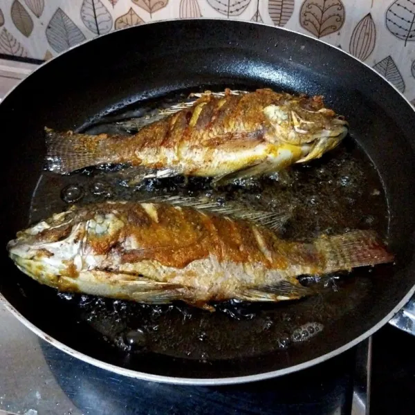 Panaskan minyak lalu goreng hingga kedua sisi matang. Sajikan.