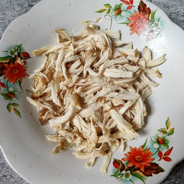 Goreng ayam sampai sedikit berkulit, lalu suwir-suwir daging ayam.