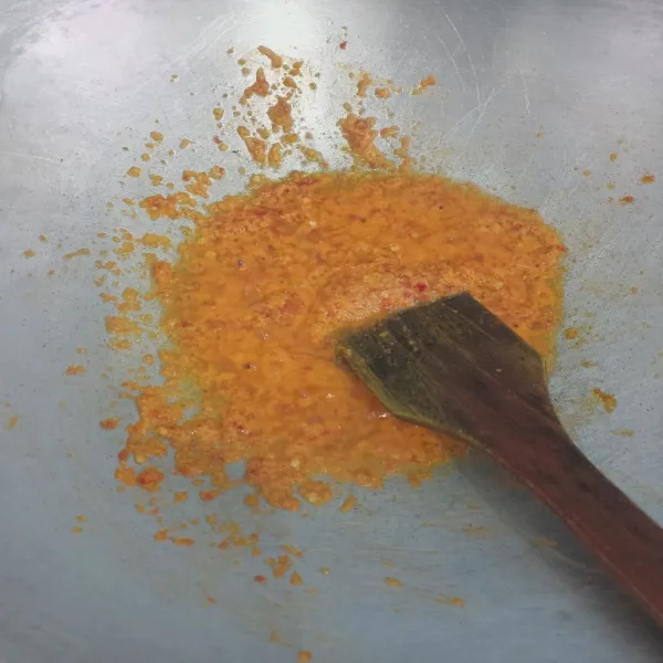 Tumis bumbu yang telah dihaluskan.