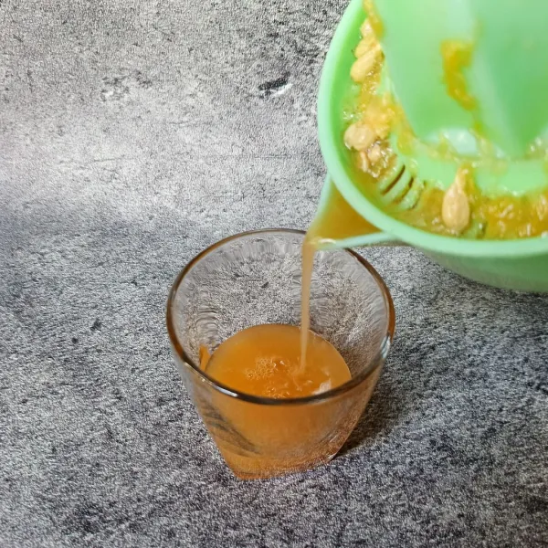 Kemudian tuang air jeruk ke dalam gelas.