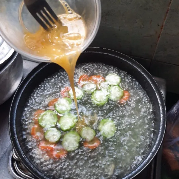 Masukkan telur kocok, aduk-aduk sampai telur matang.