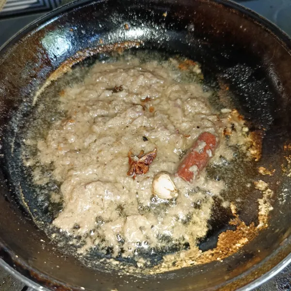 Tumis bumbu halus dan bumbu aromatik sampai matang dan harum.
