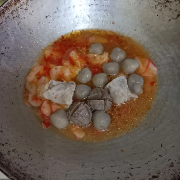 Masukkan siomay, bakso urat dan bakso aci, masak hingga matang, koreksi rasa.