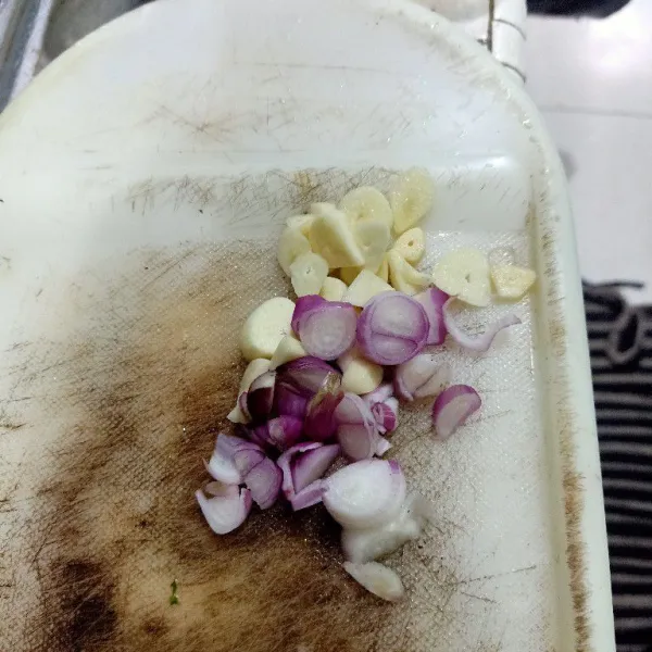Kupas duo bawang lalu iris tipis. Lalu masukkan kedalam panci.