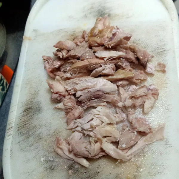 Ayam kukus sudah matang lalu suwir kasar lalu taruh kedalam mangkok atau piring.