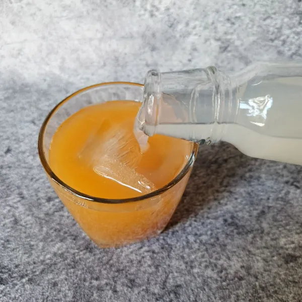 Tuang sirup rasa jeruk sesuai kemanisan yang diinginkan.