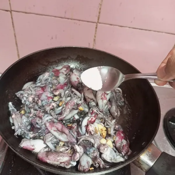 Bumbui garam, kaldu bubuk, Lada bubuk dan gula pasir.