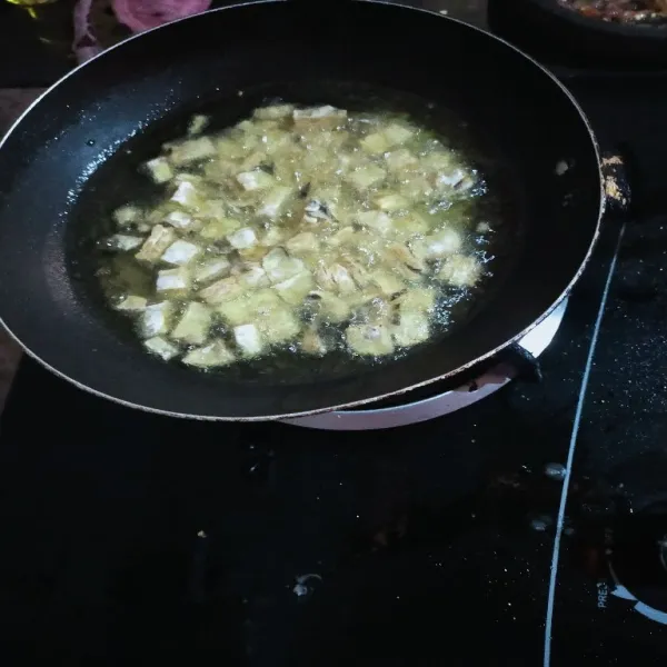 Goreng tempe setengah matang dengan api sedang.