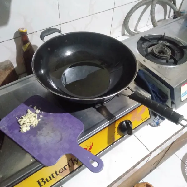 Kupas bawang putih dan cincang, lalu tumis di sedikit minyak yang sudah panas.
