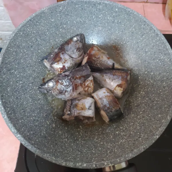 Baluri ikan tongkol dengan air jeruk nipis, lalu bilas sampai bersih. Goreng ikan tongkol dengan sedikit minyak.