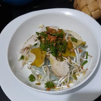 Siapkan pelengkap ke dalam mangkuk lalu siram dengan kuah soto.