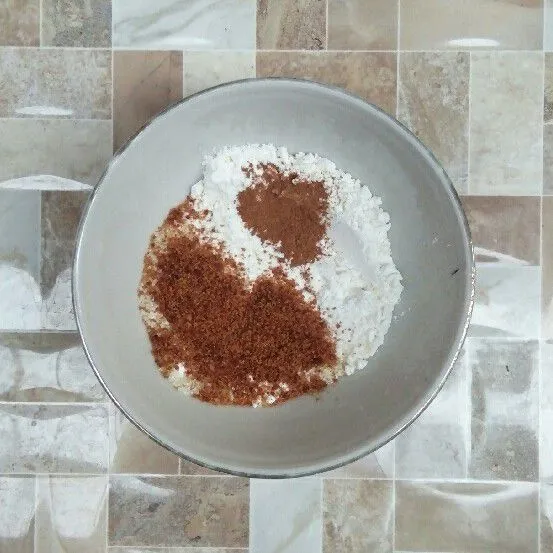 Masukkan tepung terigu, gula aren, kayu manis bubuk, garam,bubuk krimer multifungsi, dan vanili.