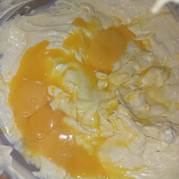 Mixer gula halus, margarin, salted butter selama 2 menit lalu, masukkan kuning telur, dan mixer hingga rata.