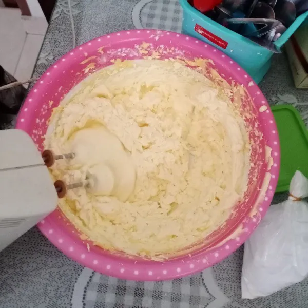 Mixer dengan kecepatan tinggi margarin, mentega dan gula hingga mengembang dan pucat selama 10 menit. Tuang putih telur, mixer kembali hingga tercampur rata selama 8 menit.