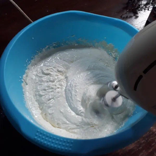 Campurkan gula, sp, telur dan garam. Mixer kecepatan tinggi selama 1 menit.