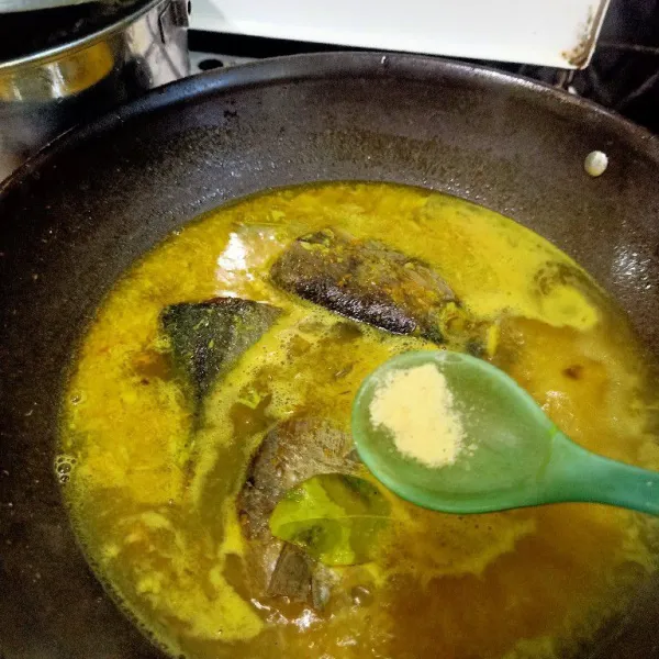Masukkan bubuk kaldu ayam kedalam wajan