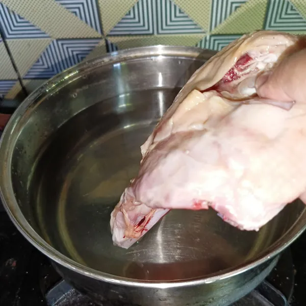 Rebus ayam dan air di panci.