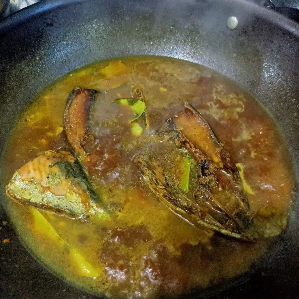 Masak sampai kuah menyurut dan menyerap. Lalu angkat dan sajikan