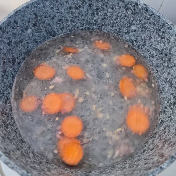 Masukkan wortel dan 500 ml air. Rebus hingga wortel empuk.