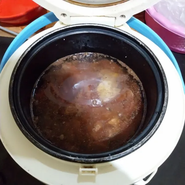 Tambahkan kaldu, atau air minum biasa, dan kaldu bubuk sapi. Lalu klik tombol 'cook'.