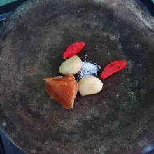 Haluskan bawang putih, cabai, garam dan gula merah.