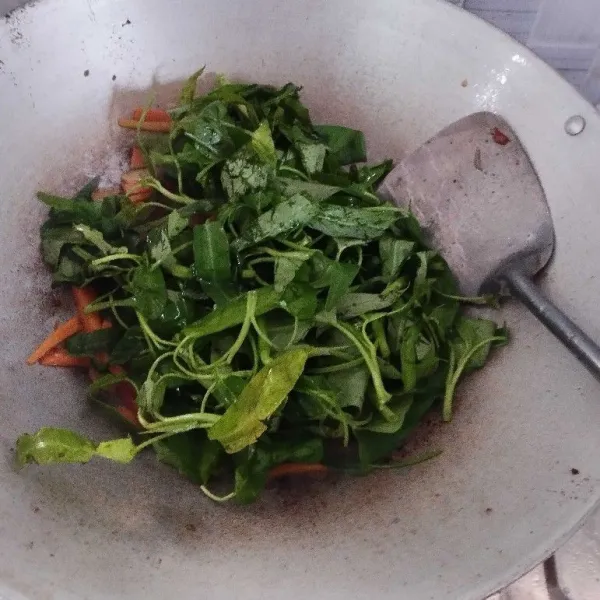 Masukkan kangkung, aduk sampai kangkung layu. Tambahkan garam, gula, kaldu, saos tiram, dan kecap.