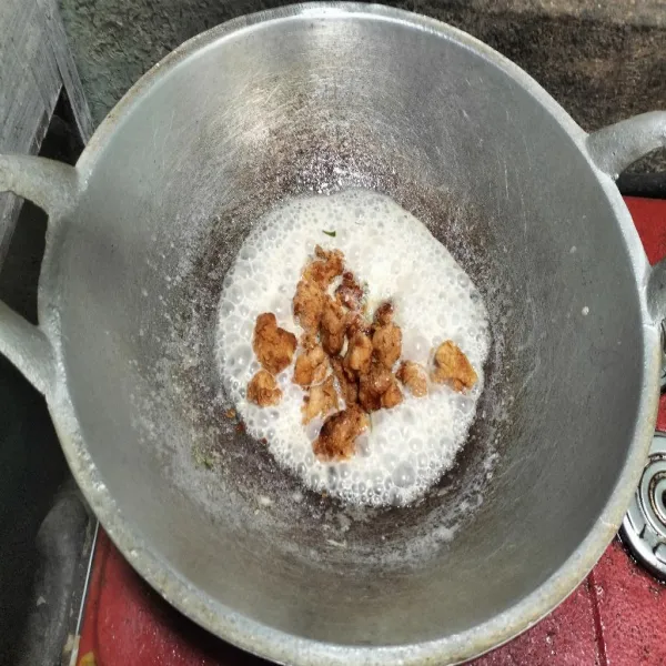 Masak hingga mengental, tambahkan ayam goreng tadi dan potongan cabe rawit. Aduk rata dan diamkan sebentar, tak perlu lama lalu angkat. Sajikan bersama nasi panas.