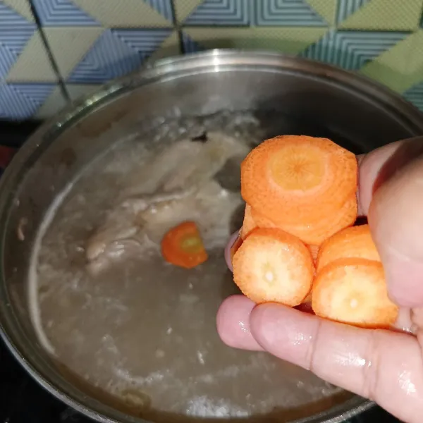 Masukkan juga wortel dan masak sampai ayam matang.