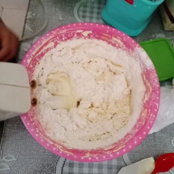 Masukkan tepung terigu, garam dan vanili yang sudah diayak. Mixer dengan kecepatan rendah hingga tercampur rata saja selama 1 menit. Aduk rata dengan spatula (harus di mixer sebentar supaya adonan halus).